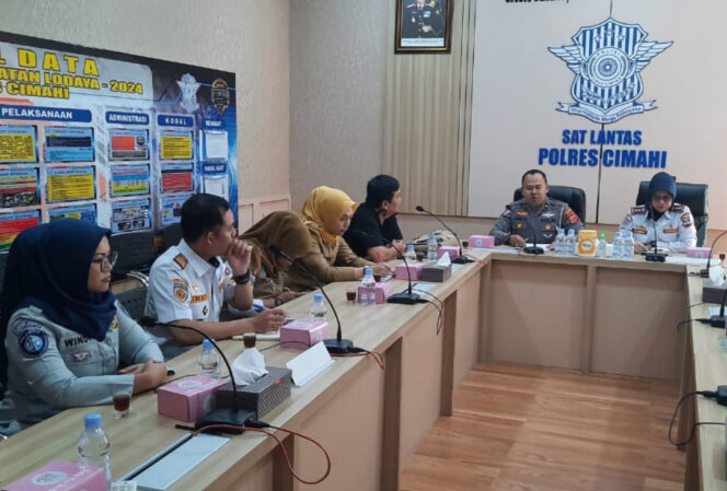 
					Jasa Raharja Jawa Barat Melakukan Program FKLL di Polres Cimahi
