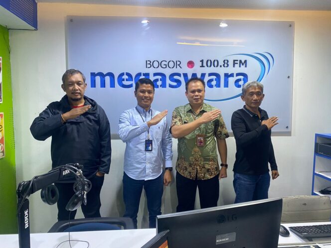 
					Jasa Raharja Bogor Turut Dalam Kegiatan Talkshow  di Radio Megaswara  Guna Meningkatkan Kesadaran Masyarakat akan  Pentingnya Pembayaran Pajak Kendaraan dan SWDKLLJ