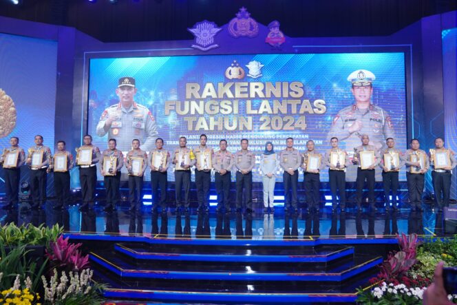 
					Gelar IRSMS Award 2024, Jasa Raharja Berikan Penghargaan Kepada Polda dan Polres dengan Pelaporan Kecelakaan Tercepat