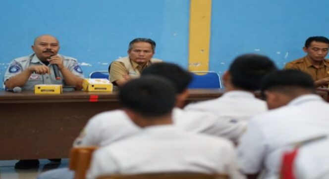 
					Jasa Raharja dan Samsat Subang melaksanakan kegiatan Samsat Goes To School di SMK 1 Cipunagara Subang