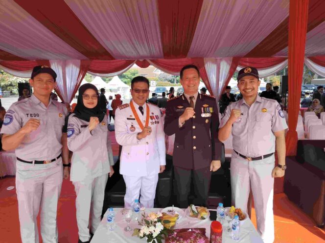 
					PT Jasa Raharja Cabang Utama Jawa Barat menghadiri Hari Bhayangkara Ke-78 di Lapangan Upakarti Komplek Pemerintah Kabupaten Bandung