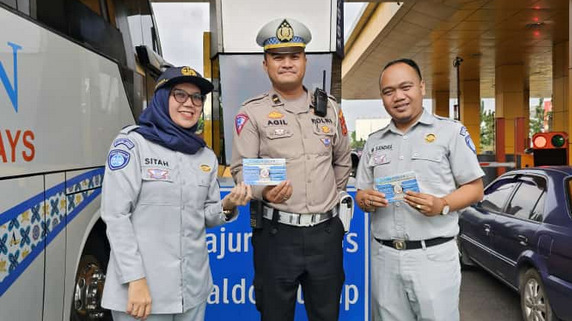 Jasa Raharja Lakukan Giat Aksi Cegah Laka Lantas dengan menempelkan Stiker Tips Aman Berkendara bersama dengan Jasa Marga dan PJR