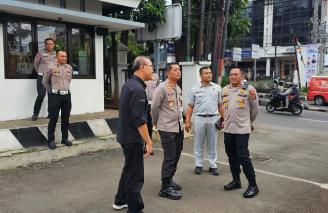 
					Pastikan Pelayanan Berjalan dengan Baik, Kapolres Kunjungi dan Monitoring ke Kantor Samsat Kota Cimahi
