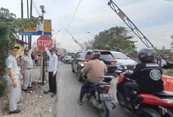 
					Lakukan Preventif Laka Lantas, Jasa Raharja Karawang Bersama Dishub Kabupaten Karawang Pasang Voice Announcer di Perlintasan Kereta Api