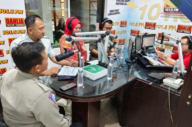 
					Kenalkan Samsat Termina Leuwi Panjang, Jasa Raharja Bandung Talk Show Bersama P3D Wilayah Kota Bandung I Pajajaran di Radio Dahlia Kota Bandung