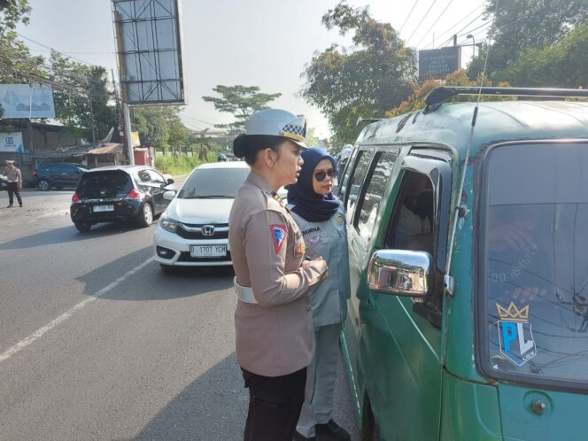 
					Jasa Raharja Bersama Mitra Kepolisian dan Mitra Bapenda Samsat Kabupaten Bandung I Soreang Melaksanakan Giat Pemeriksaan Pajak Kendaraan Bermotor di Kecamatan Katapang