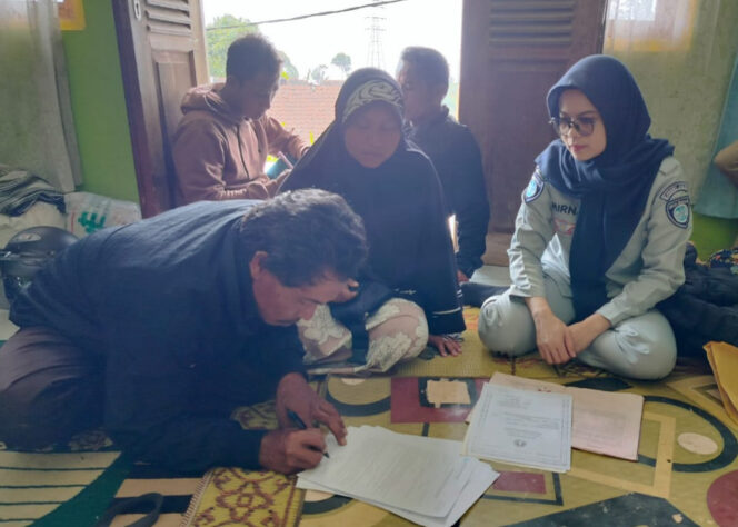 
					Terus Lakukan Langkah Proaktif Jasa Raharja Jawa Barat Santuni Ahli Waris Korban Laka Lantas di Kecamatan Tribaktimulya Kabupaten Bandung