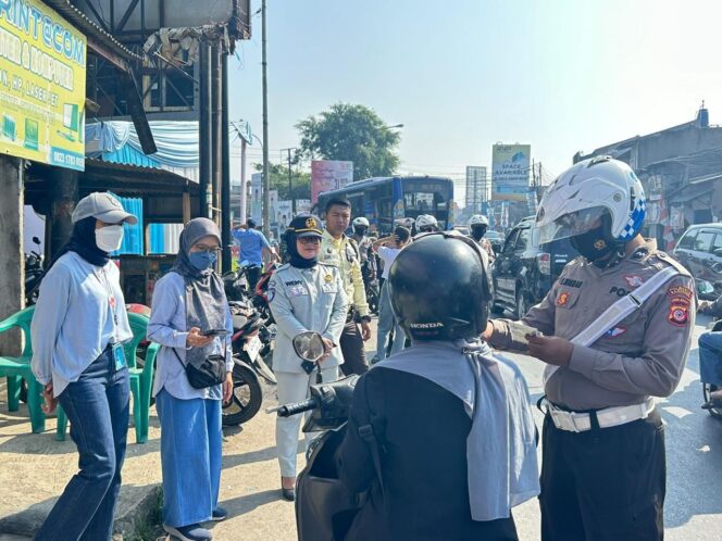 
					Tim Pembina Samsat Rancaekek Gelar Operasi Gabungan Optimalkan Kepatuhan Masyarakat Dalam Membayar Pajak Kendaraan Bermotor