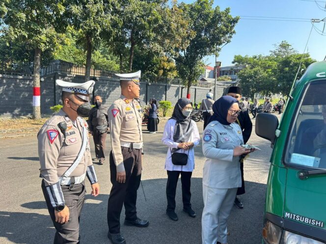 
					Puluhan Kendaraan Terjaring Razia Pajak Kendaraan Bermotor Di Wilayah Samsat Rancaekek