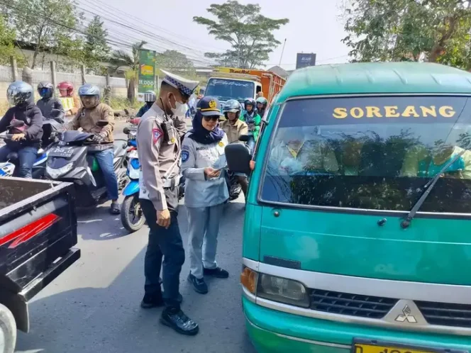 
					Jasa Raharja Bersama Tim Pembina Samsat Soreang Laksanakan Kegiatan Pemeriksaan Pajak Kendaraan Bermotor Di Wilayah Soreang