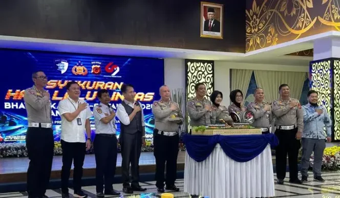 
					Peringati HUT ke-69 Lalu Lintas Bhayangkara, Korlantas Polri Bersama Jasa Raharja Gelar Bakti Sosial di Kuningan Jawa Barat