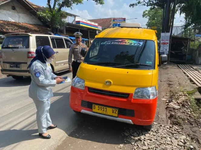 
					Jasa Raharja Bersama Tim Pembina Samsat Kabupaten Bandung I Rancaekek Kembali Gelar Operasi Gabungan di Kecamatan Paseh Kabupaten Bandung