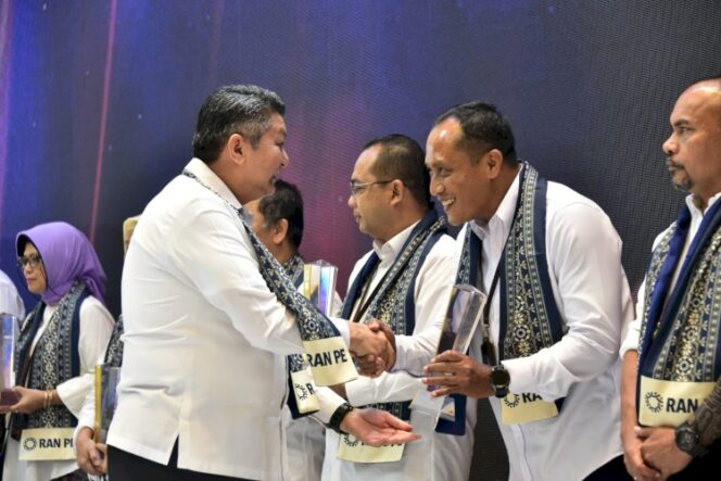 
					Sukses Cegah Aksi Kekerasan Ekstrimisme, Jabar Diganjar Penghargaan