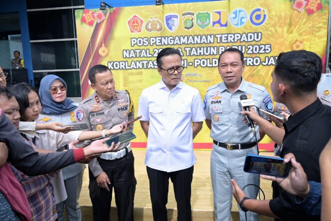 
					Wamen BUMN, Kakorlantas Polri, dan Dirut Jasa Raharja Pantau Arus Mudik Nataru dari Command Center KM 29 Tol Jakarta-Cikampek