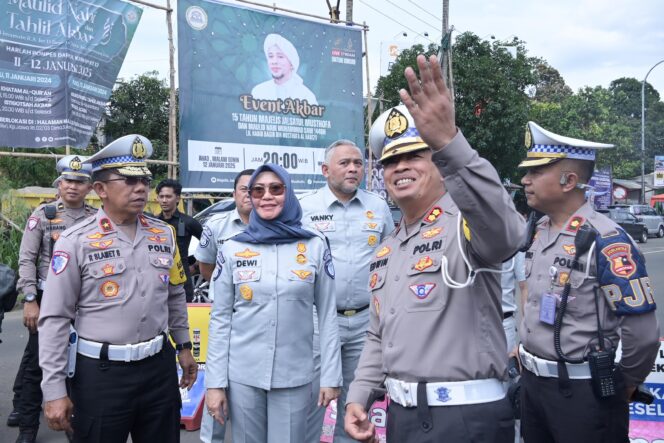 
					Tinjau Jalur Puncak, Dirops Jasa Raharja dan Dirgakkum Korlantas Polri Imbau Masyarakat Pantau Imformasi Rekayasa Lalu Lintas
