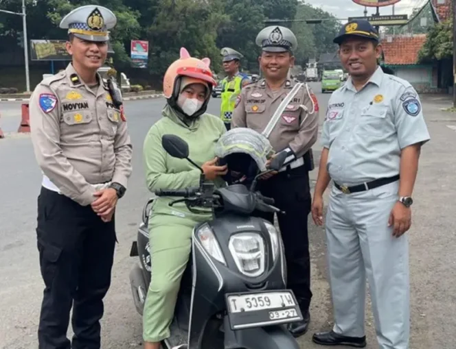 
					Jasa Raharja bersama Unit Kamsel Satlantas Polres Purwakarta bagikan Helm Gratis dalam Kampanye Keselamatan Lalu Lintas