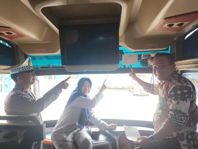 
					Jasa Raharja Indramayu Tempelkan Sticker Practical Guidance Di Armada PT Elang Cakra Express