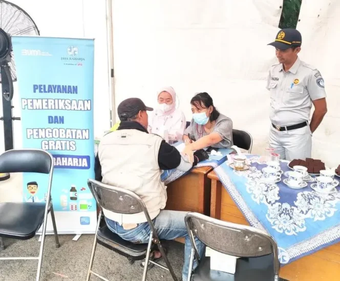 
					Jasa Raharja Kanwil Utama Jawa Barat Hadirkan Layanan Mobile Unit Kesehatan Lalu Lintas (MUKL) dalam Kegiatan Pemeriksaan Pajak Kendaraan di Area Samsat Kota Cimahi