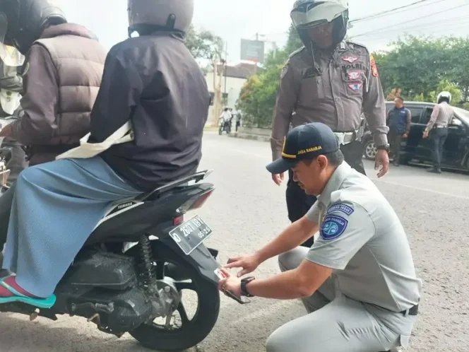 Jasa Raharja Kampanyekan Aksi Keselamatan dengan Pemasangan Stiker Reflektor pada Sepeda Motor dalam Kegiatan Pemeriksaan Kendaraan di Kecamatan Soreang