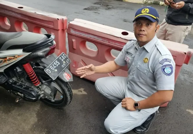 
					Jasa Raharja Kampanyekan Aksi Keselamatan dengan Pemasangan Stiker Reflektor pada Sepeda Motor dalam Kegiatan Pemeriksaan Kendaraan di Area Samsat Kota Cimahi