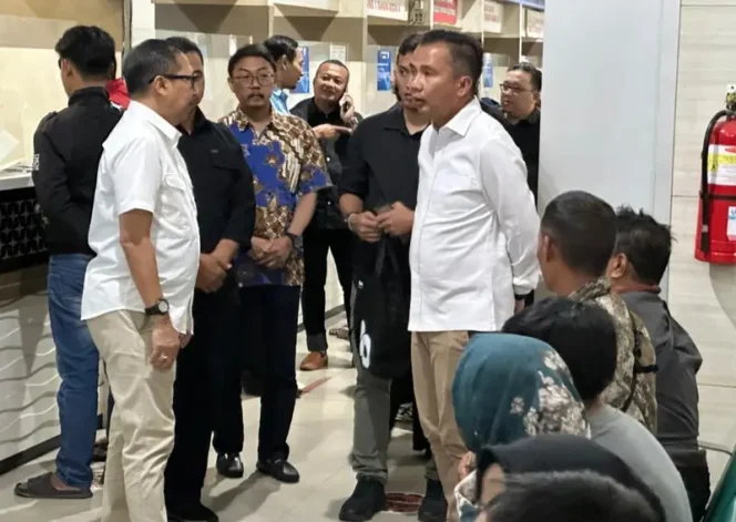 
					Pantau Layanan Pembayaran PKB dan SWDKLLJ, Pjt Gubernur Kunjungi Samsat Soekarno Hatta Bandung Timur 3