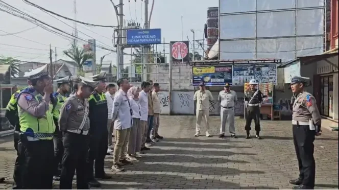 
					Kegiatan Operasi Gabungan Pemeriksaan Pajak Kendaraan Bermotor hari kedua Samsat Kabupaten Purwakarta