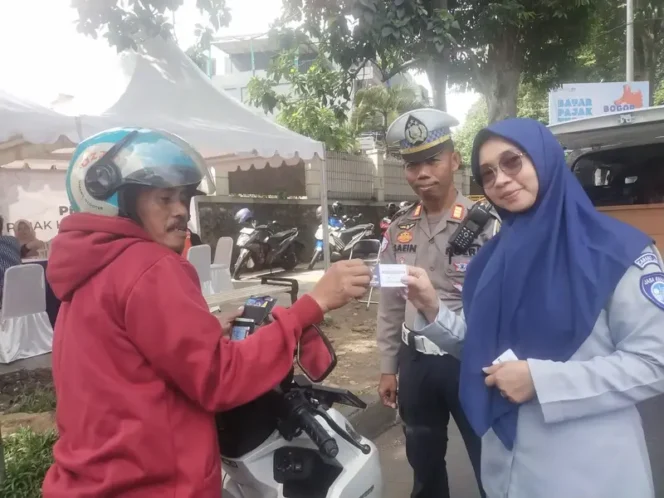 
					Jasa Raharja Bogor Bersama Tim Pembina Samsat Gencarkan Operasi Gabungan Pemeriksaan Pajak Kendaraan Hari Ketiga di Kota Bogor