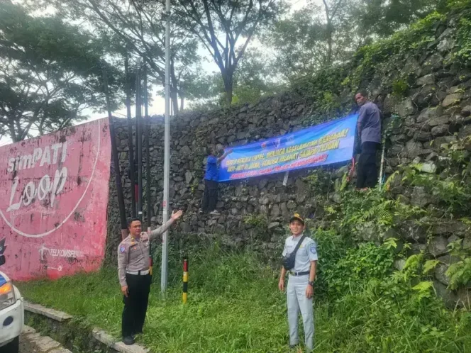 
					Jasa Raharja Bersama Unit Gakkum Polres Kota Tasikmalaya Laksanakan Pemasangan Spanduk Himbauan Keselamatan di Titik Rawan Laka