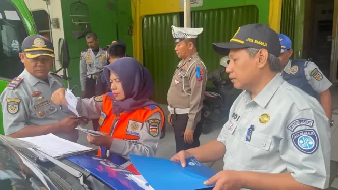 
					Pastikan Angkutan Aman dan Nyaman Jasa Raharja bersama Dishub dan Satlantas Polres Purwakarta lakukan Ramp Chek Angkutan umum