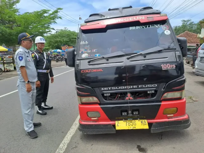 
					Jasa Raharja Bersama P3D Wilayah Tasikmalaya, Kepolisian, dan Subdenpom Gelar Operasi Pemeriksaan Pajak Kendaraan di Alun-Alun Sukaraja