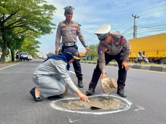 
					Satlantas Polres Indramayu bersama Jasa Raharja Indramayu Turun ke Jalan Demi Mencegah Kecelakaan
