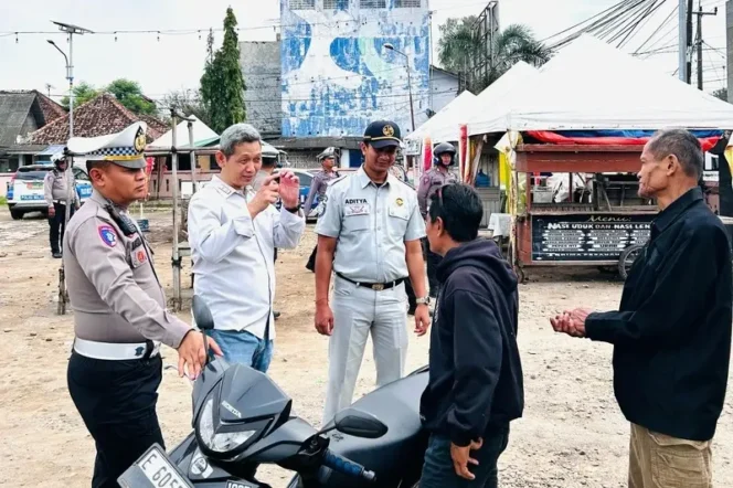 
					Tim Samsat Haurgeulis Kembali Turun ke Jalan Demi Ingatkan Masyarakat akan Pajak Kendaraan Bermotor
