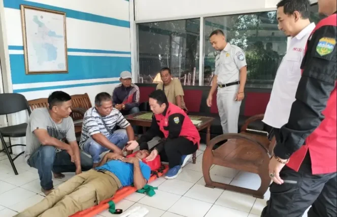 
					Jasa Raharja Bersama Kepolisian dan PSC 119 SIGESIT Kabupaten Tasikmalaya Gelar Sosialisasi PPGD