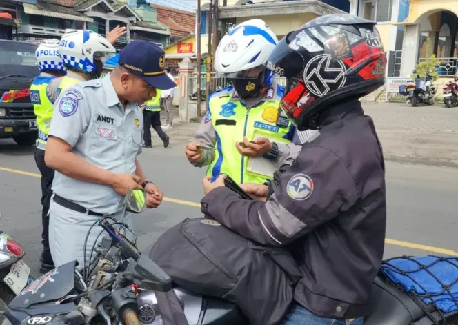 
					Jasa Raharja Kanwil Utama Jawa Barat Bersama Tim Pembina Samsat Sumedang Laksanakan Kegiatan Operasi Khusus Wilayah Sumedang
