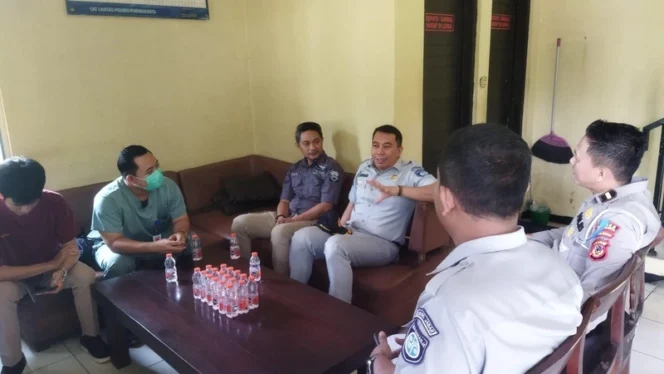 
					Ngabuburit Forum Keselamatan Lalu Lintas dalam upaya untuk tertib berlalu lintas Wilayah rawan kecelakaan di Kecamatan Sukatani