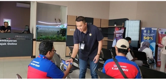 
					Samsat Purwakarta dan Jasa Raharja Bagikan Takjil dalam Rangka Jumat Berkah
