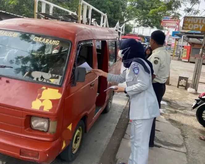 
					Jasa Raharja Cabang Bekasi bersama Tim Pembina Samsat Kabupaten Bekasi Bagi Brosur Informasi Bebas Pokok dan Denda Pajak Kendaraan Bermotor Tahun Lalu di titik Keramaian
