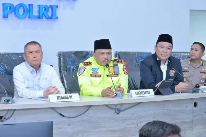 
					Menteri Perhubungan, Kakorlantas Polri, dan Direktur Utama PT Jasa Raharja Tinjau Command Center KM 29 Sekaligus Doa Bersama untuk Kelancaran Operasi Ketupat 2025