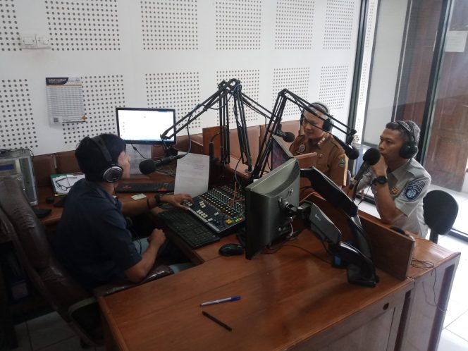 
					Tim Pembina Samsat Cianjur Gelar Talkshow Sosialisasi Pemutihan Pajak Kendaraan Bermotor 2025 di Radio Tjandra FM