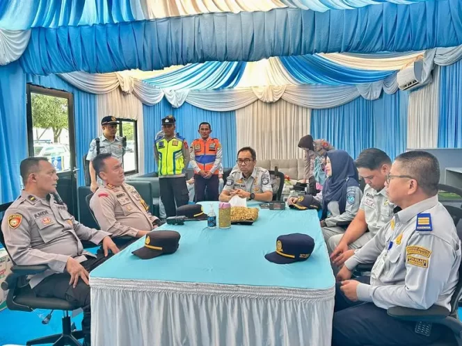 
					Direktur Keuangan PT Jasa Raharja Tinjau Langsung Pelaksanaan Pos Pelayanan Terpadu UPPKB Losarang