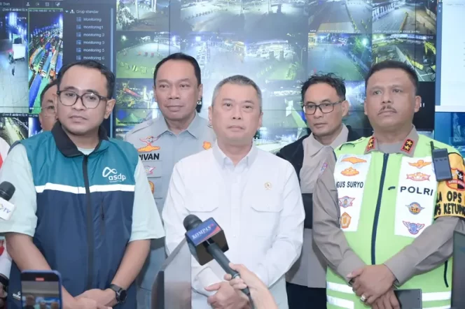 
					Menteri Perhubungan, Kakorlantas Polri, dan Direktur Utama PT Jasa Raharja Tinjau Kesiapan Pelabuhan Merak Sambut Pemudik Menuju dan Dari Sumatra