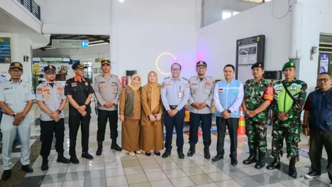 
					Jasa Raharja Bersama Dinas Perhubungan dan Unsur TNI Laksanakan Ramp Check dan Penempelan Stiker Practical Guidance di Terminal Tipe A Indihiang Tasikmalaya