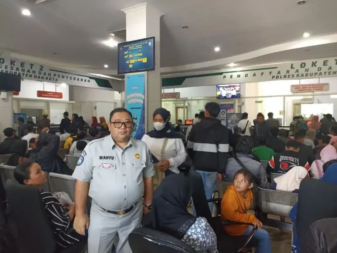 
					Jasa Raharja Sukabumi Tinjau Pelaksanaan Program Pembebasan Pajak Kendaraan Bermotor di Samsat Cibadak