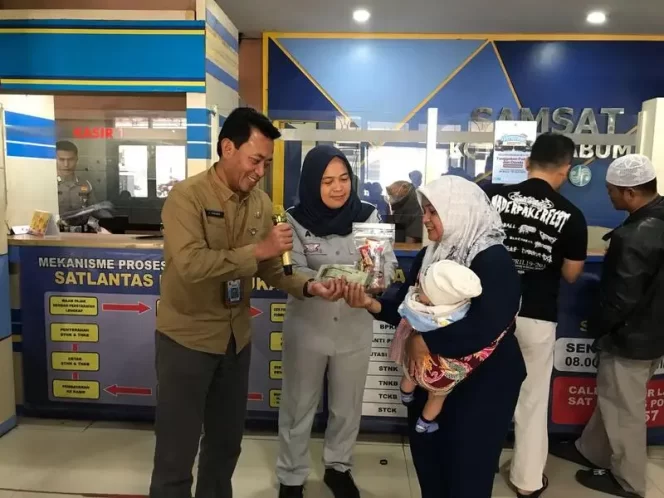 
					Jasa Raharja Sukabumi Berbagi Takjil di Bulan Ramadhan untuk Wajib Pajak Kendaraan Bermotor