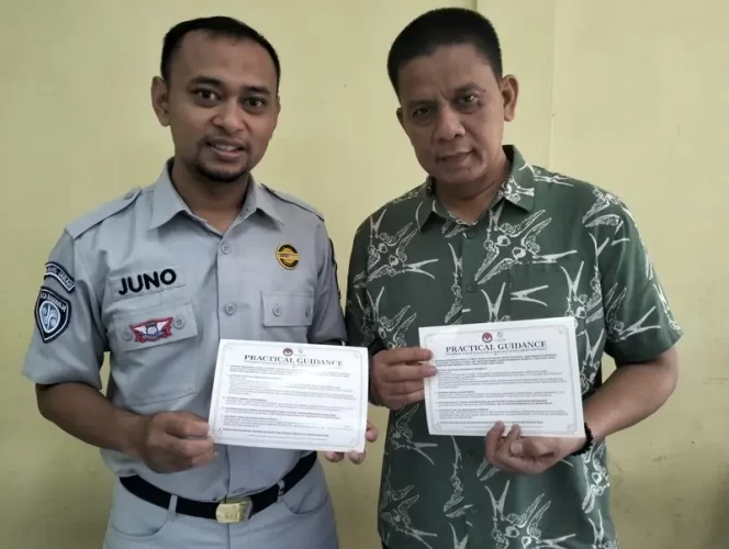 
					Jasa Raharja Laksanakan Giat Penempelan Stiker Practical Guidance di Kendaraan Bus PT Doa Ibu