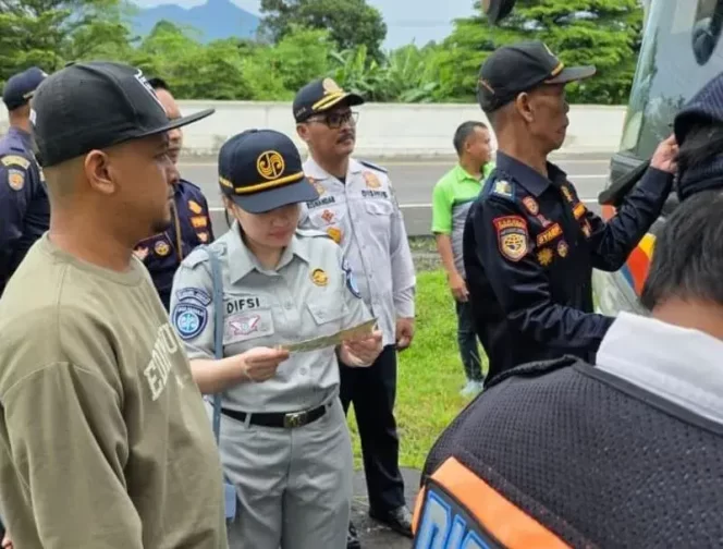 
					Jasa Raharja Cabang Bogor Bersama Tim Gelar Ramp Check di Rest Area Tol Jagorawi KM 45 untuk Keselamatan Pemudik