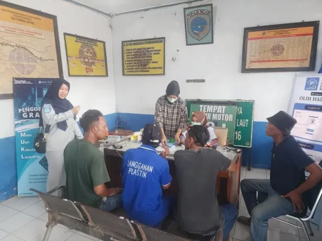 
					Kolaborasi PT Jasa Raharja Cabang Indramayu Dengan Kepala Terminal Patrol : Pengobatan Gratis Untuk Pengemudi dan Penumpang