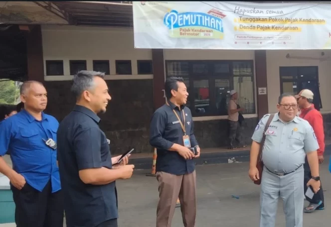 
					Kepala Cabang Jasa Raharja Bersama Kepala P3DW Samsat Kota Sukabumi Kunjungi Samsat Outlet Lembur Situ