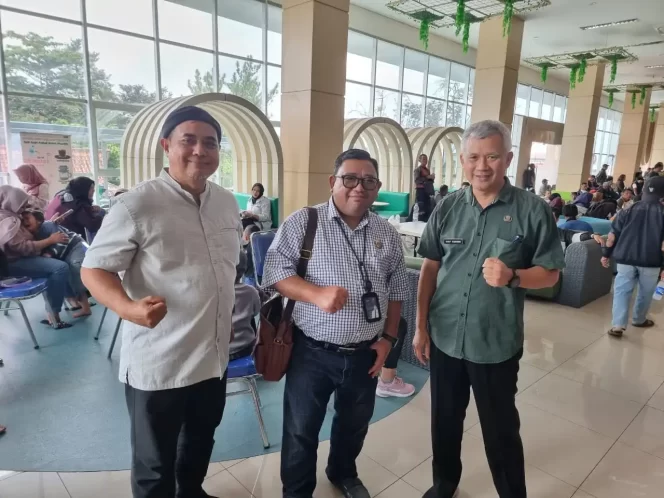 
					Monitoring Kepala Cabang Jasa Raharja Sukabumi di Hari Sabtu, Tinjau Antusiasme Masyarakat Membayar Pajak di Samsat Cianjur