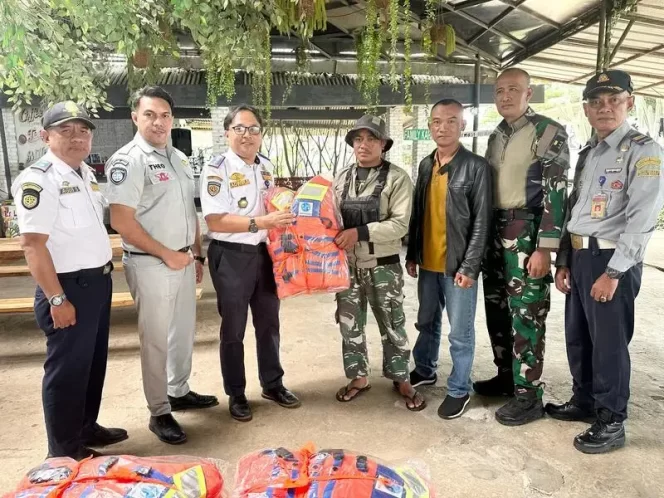 
					Tingkatkan Keselamatan Transportasi Perairan di Waduk Saguling Kabupaten Bandung Barat, Jasa Raharja Jawa Barat Hibahkan Sarana Lifejacket